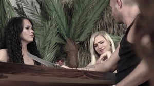 Hitzefrei.com: Dirty Gabi Gold challenge at the party