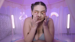 Inserted - Babe goes for receiving facial